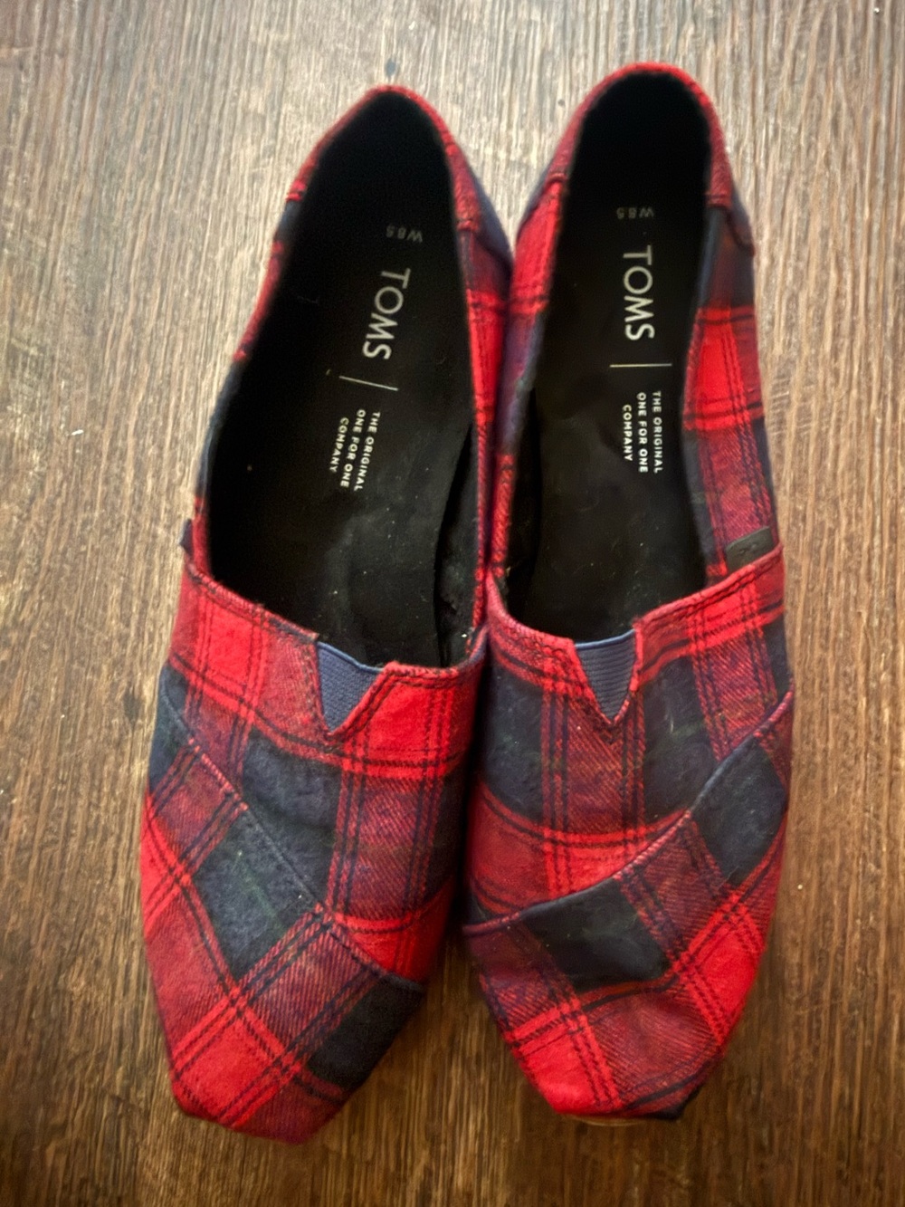 NWOB TOMS Classic Alpargata Slip-On Flats Red & Black Plaid Tartan